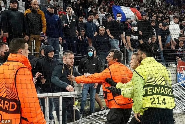 Người hâm mộ Lyon thì làm mọi cách để nhảy qua hàng rào