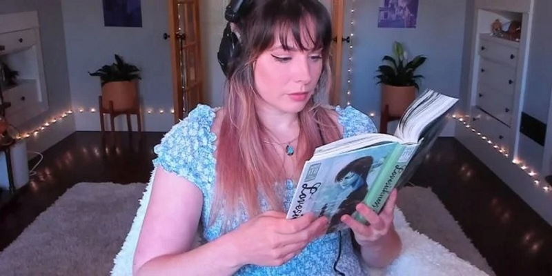 Content đọc sách đặc biệt của nữ streamer Mary Kish
